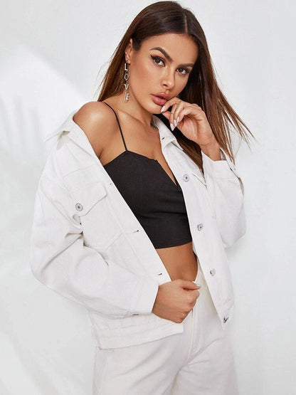 Frau in weißer einreihiger Jacke, schwarzes Top, modisch, lässig, Damenmode.