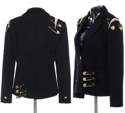 Eleganter schwarzer Anzugmantel mit V-Ausschnitt und goldenen Sicherheitsnadeln.