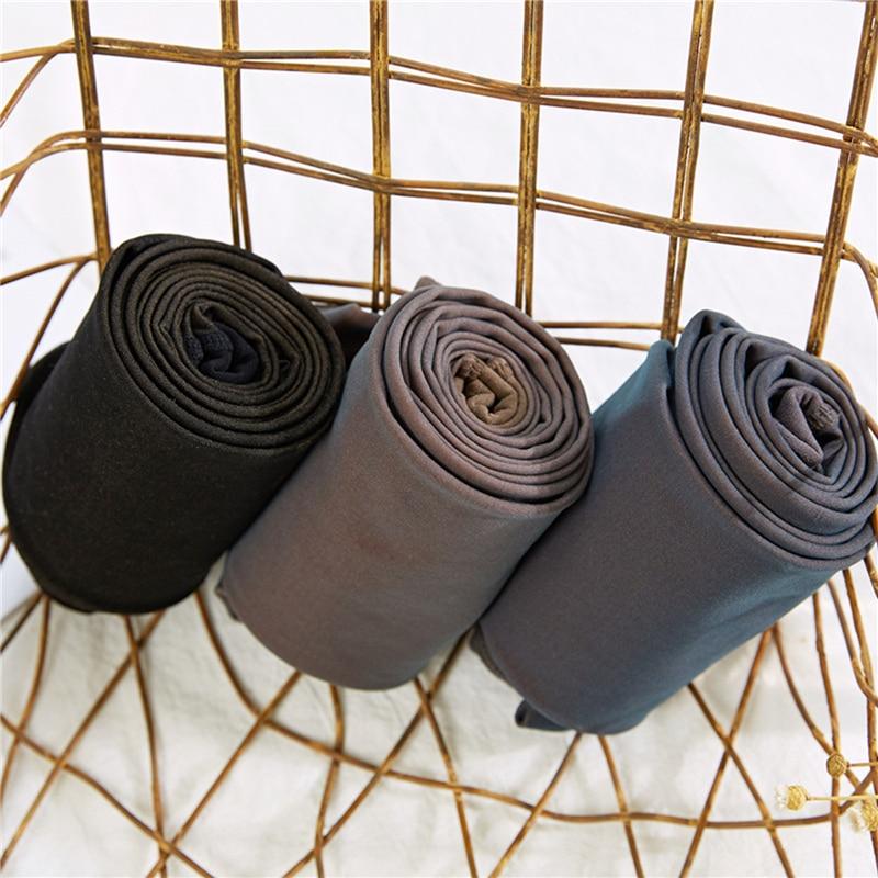 Drei Paar extra warme Leggings, schwarz, grau, blau, auf Drahtkorb, Wintermode, Einheitsgröße.