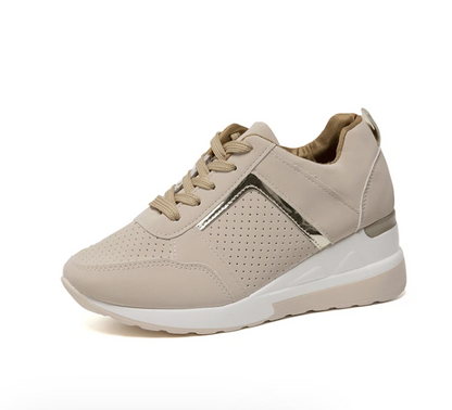 Beiger Sneaker mit goldenen Akzenten, perforiertem Design, weißer Sohle, modisch und bequem.