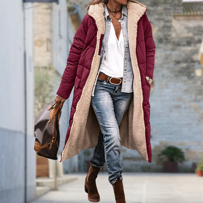 Vinröd lång quiltad jacka med beige teddyfoder, öppen och buren av modell på gatan med jeans, boots och handväska. 6