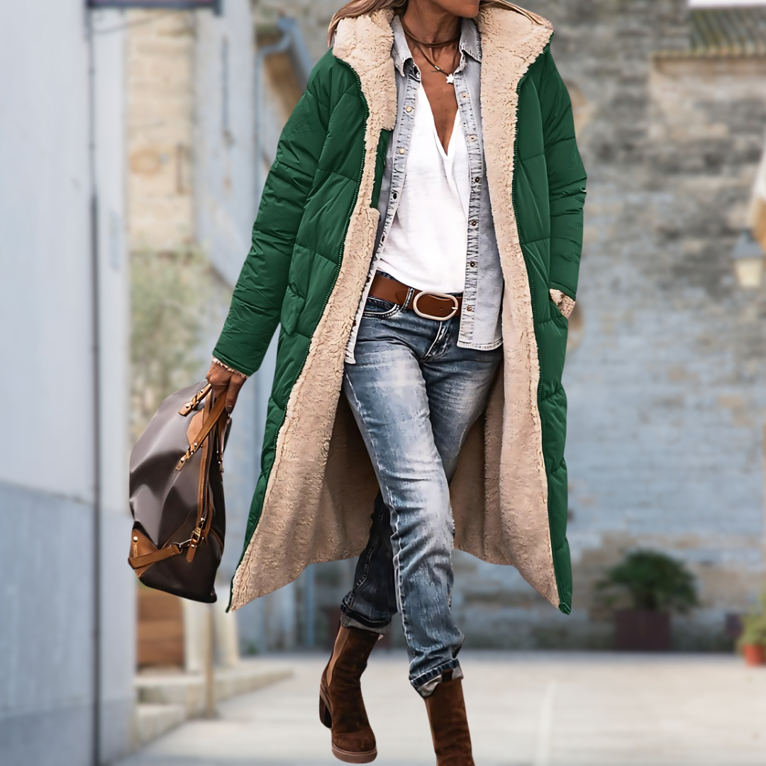 Grön lång quiltad jacka med beige teddyfoder, öppen och buren av modell på gatan med jeans, boots och handväska. 7