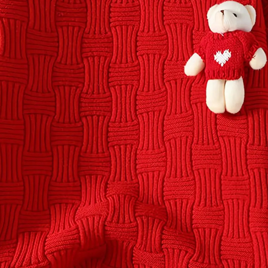 Rote Strickdecke mit Bärenmotiv, Herzmuster, weiches Material, gemütlich, dekorativ.