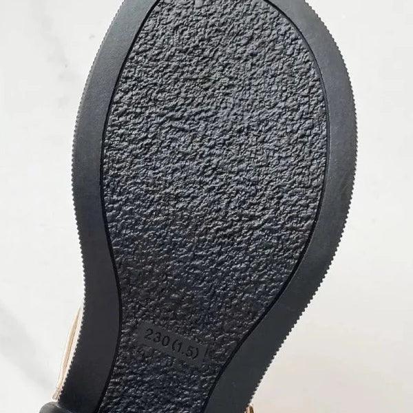 Schwarze Gummisohle eines Damenschuhs, rutschfest, langlebig, Größe 230 (1,5).
