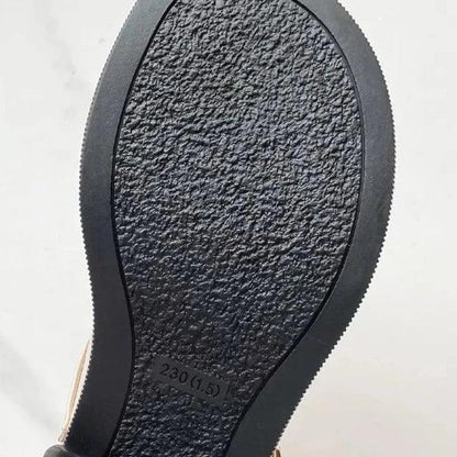 Schwarze Gummisohle eines Damenschuhs, rutschfest, langlebig, Größe 230 (1,5).