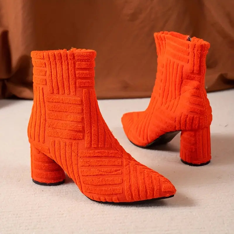 Orange Damenstiefeletten mit Blockabsatz, strukturiertes Design, modische Herbstschuhe.