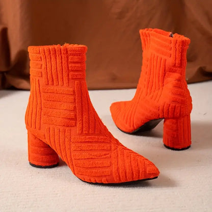 Orange Damenstiefeletten mit Blockabsatz, strukturiertes Design, modische Herbstschuhe.