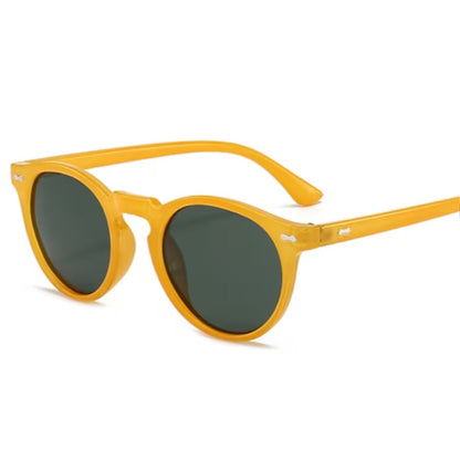 Gelbe Sonnenbrille mit tiefgrünen Gläsern, modisches Accessoire, UV-Schutz, Unisex-Design.