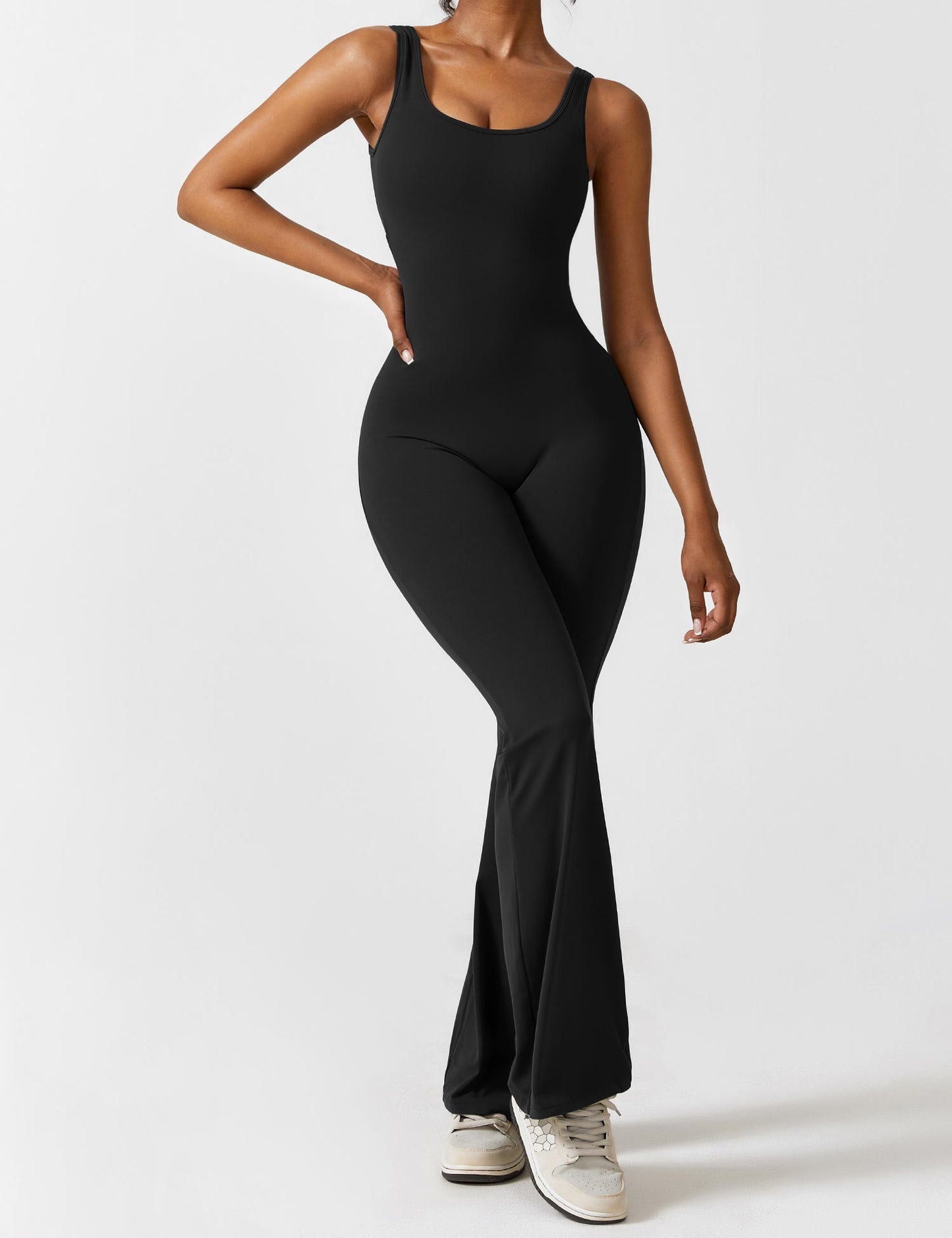 Rygglös jumpsuit med utsvängd byxa – Liv