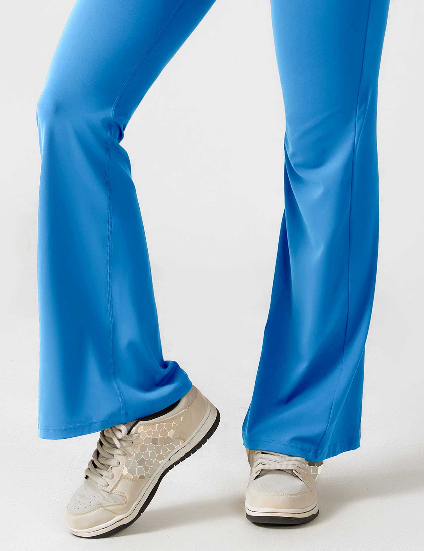 Rygglös jumpsuit med utsvängd byxa – Liv