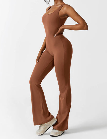 Rygglös jumpsuit med utsvängd byxa – Liv