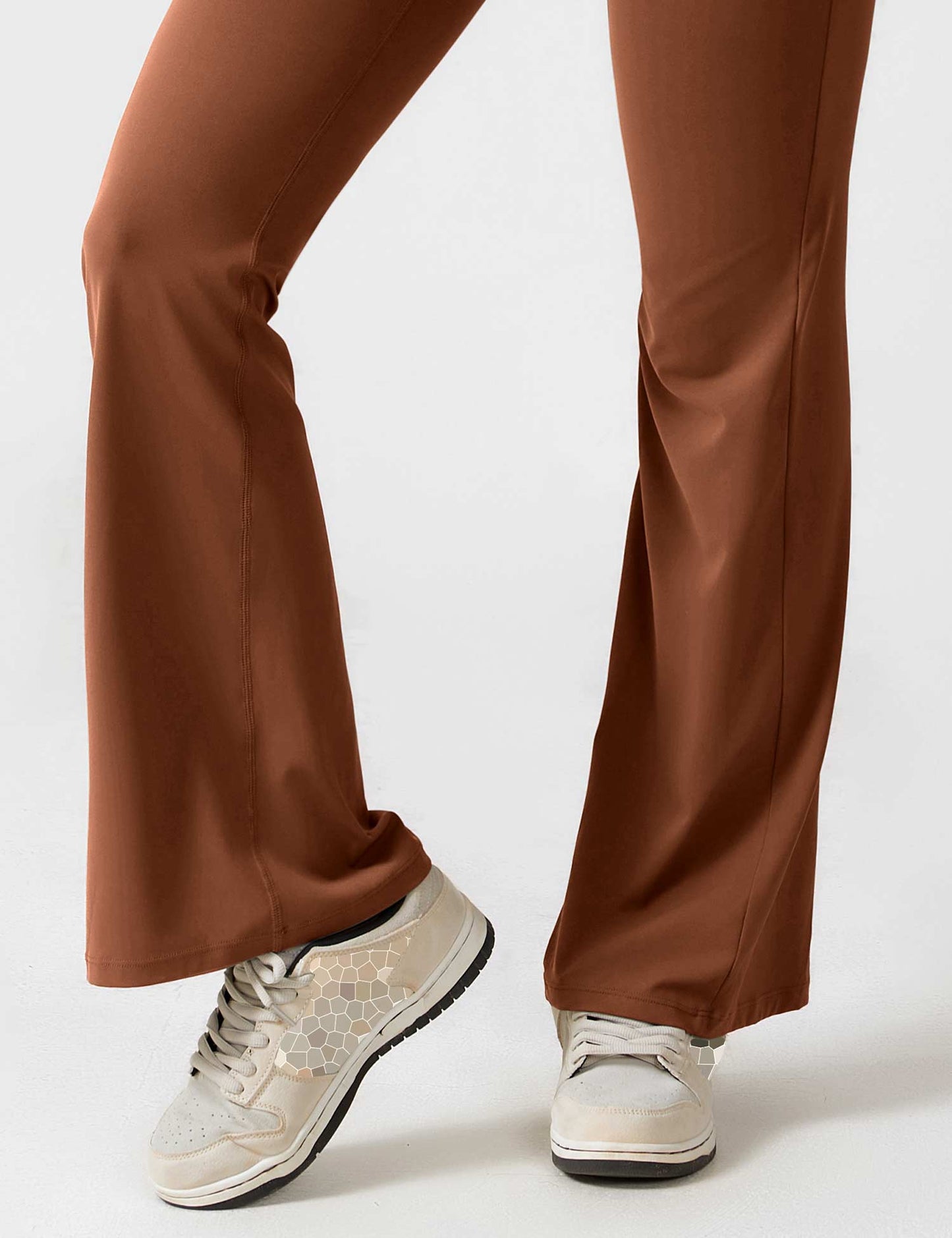 Rygglös jumpsuit med utsvängd byxa – Liv