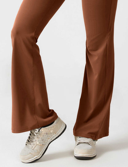 Rygglös jumpsuit med utsvängd byxa – Liv