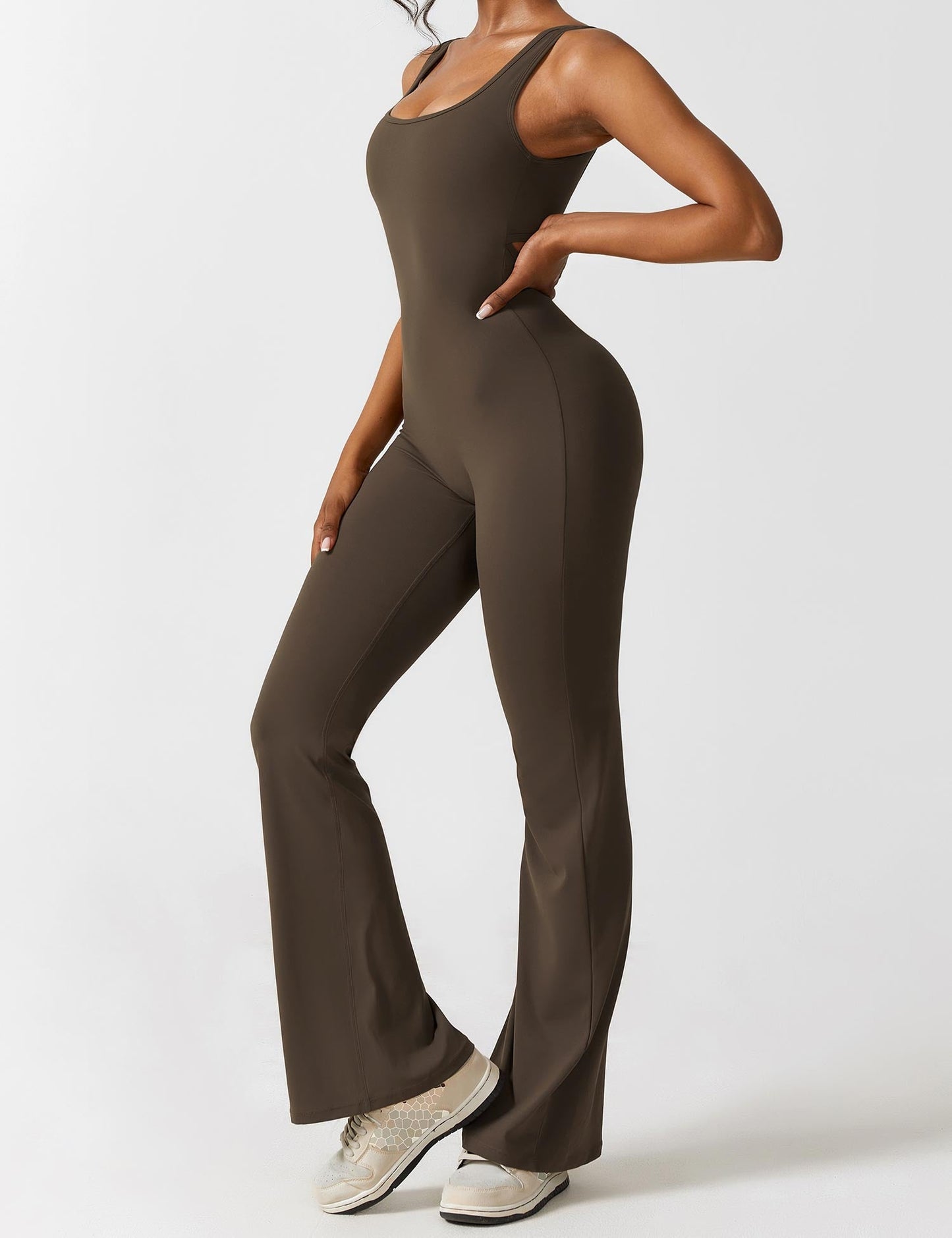 Rygglös jumpsuit med utsvängd byxa – Liv