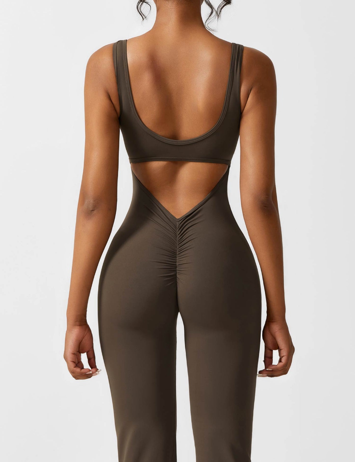 Rygglös jumpsuit med utsvängd byxa – Liv