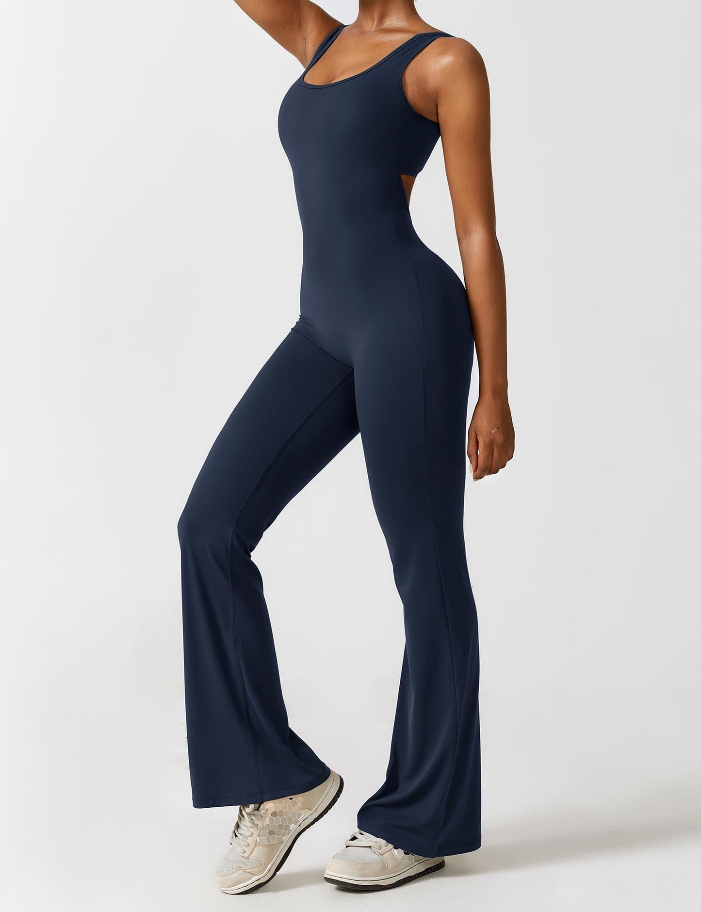 Rygglös jumpsuit med utsvängd byxa – Liv