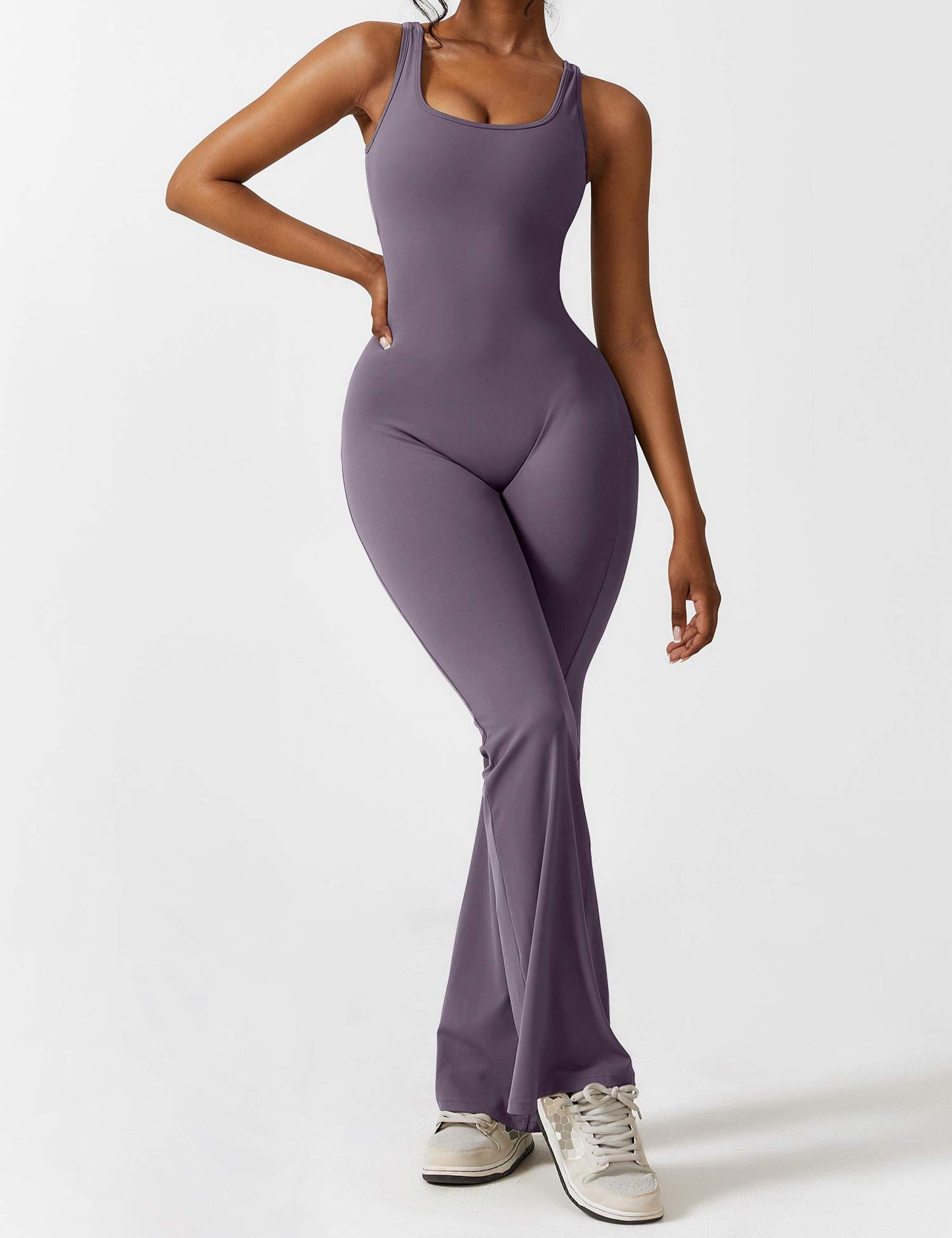 Rygglös jumpsuit med utsvängd byxa – Liv
