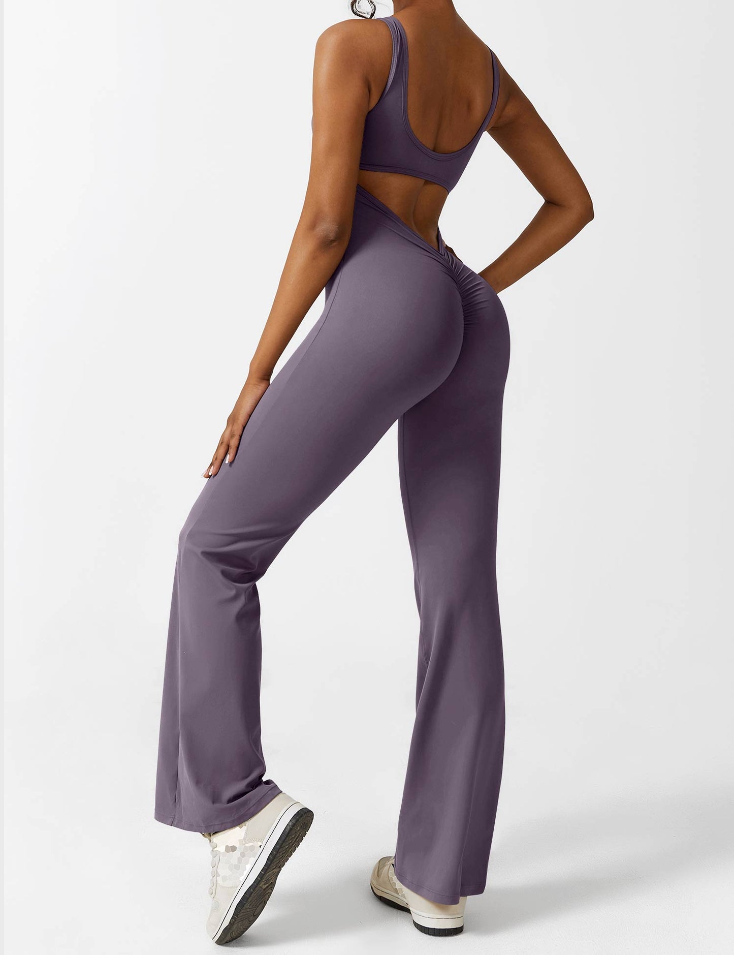 Rygglös jumpsuit med utsvängd byxa – Liv