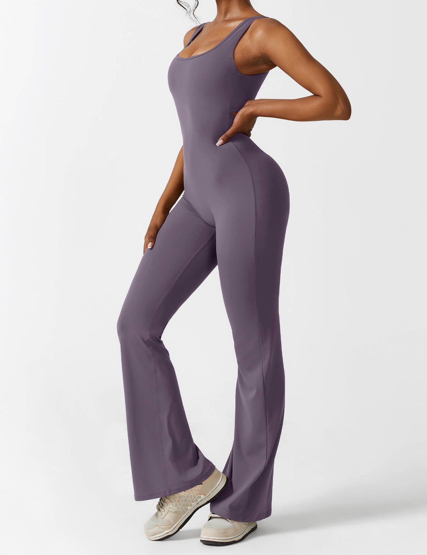 Rygglös jumpsuit med utsvängd byxa – Liv