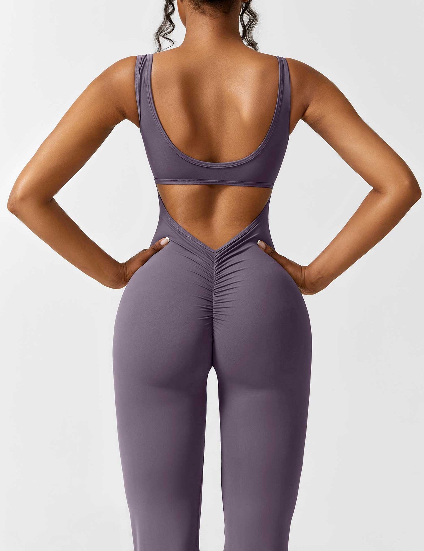 Rygglös jumpsuit med utsvängd byxa – Liv