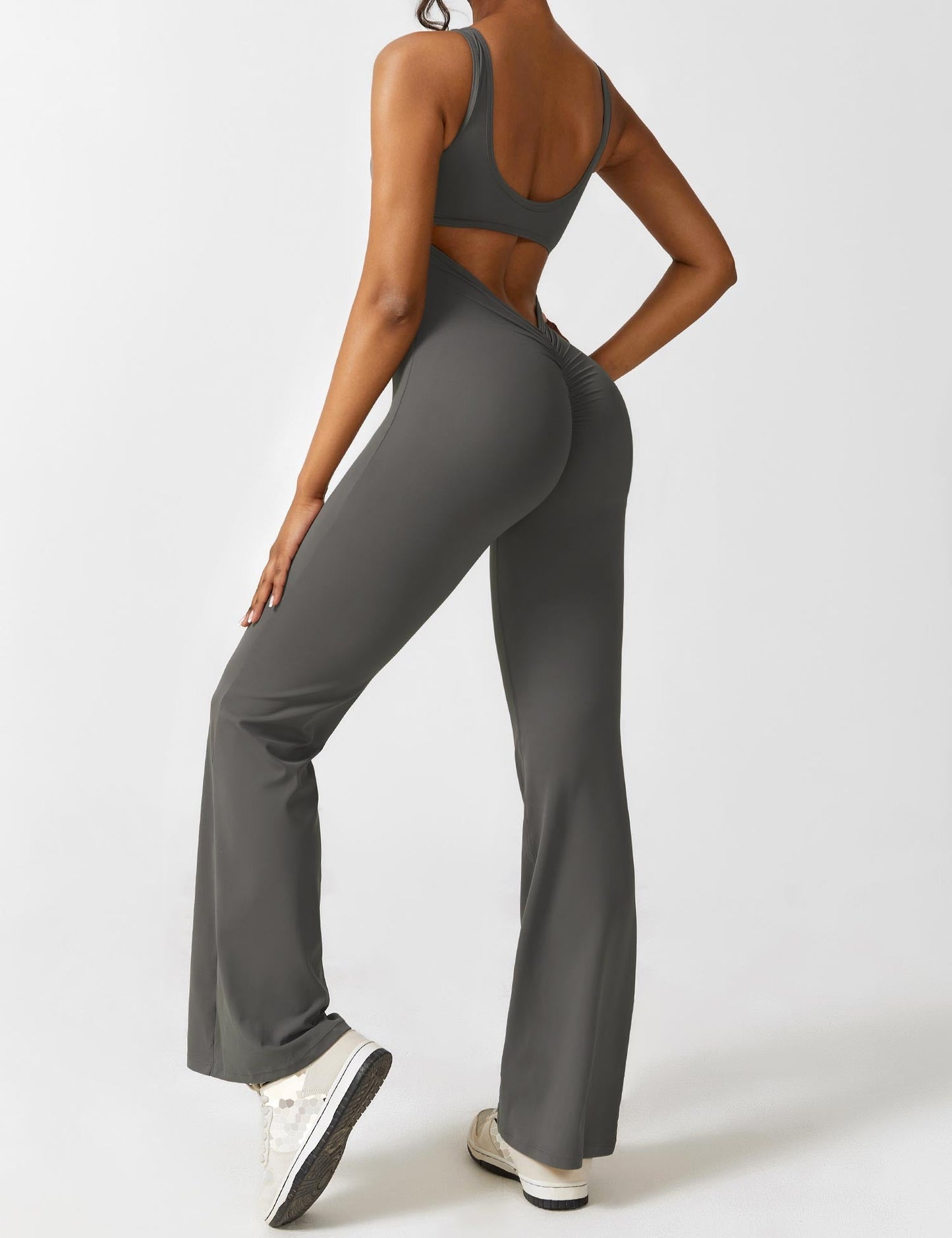 Rygglös jumpsuit med utsvängd byxa – Liv