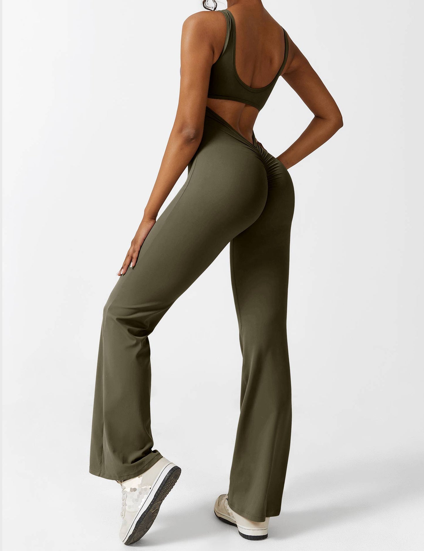 Rygglös jumpsuit med utsvängd byxa – Liv