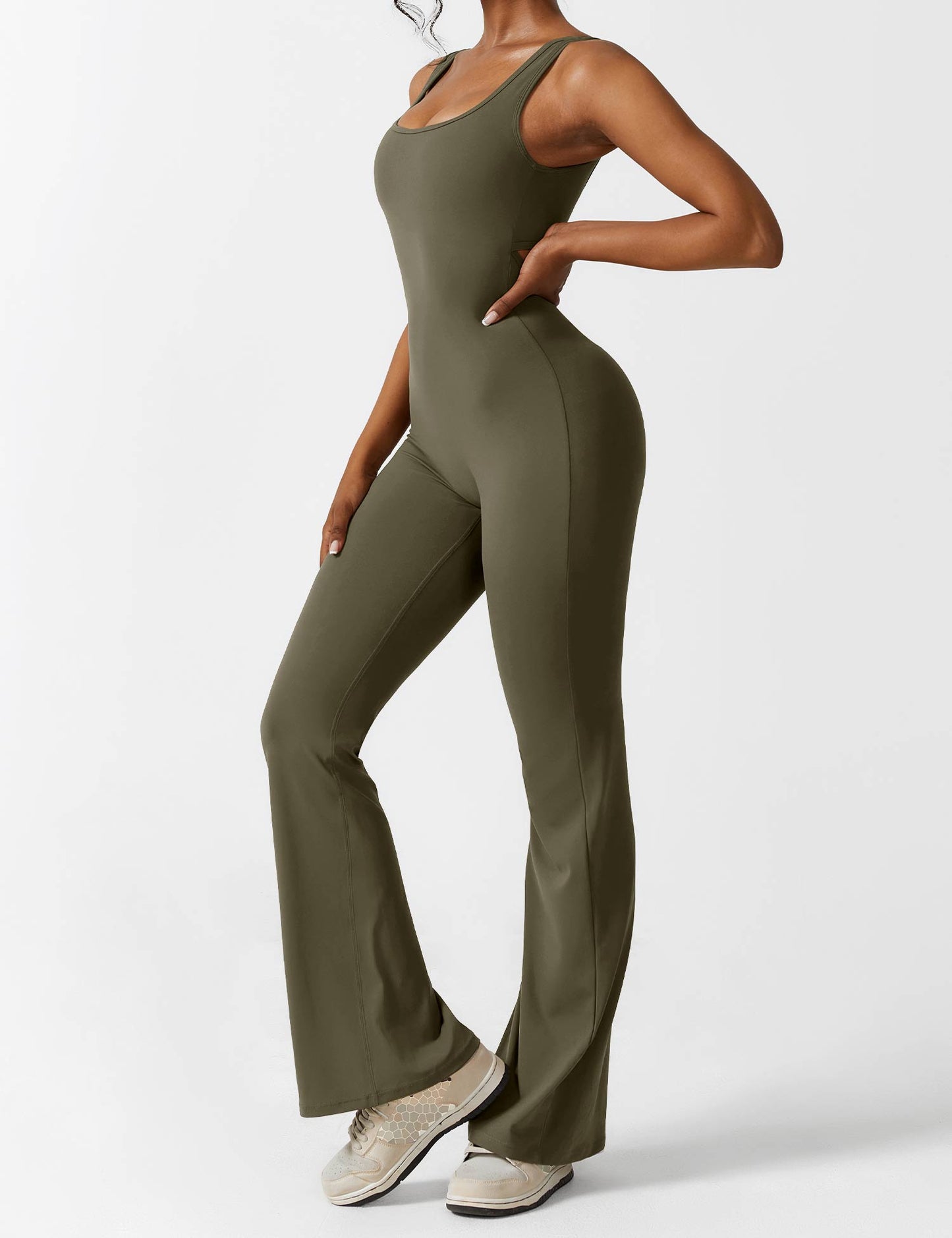 Rygglös jumpsuit med utsvängd byxa – Liv