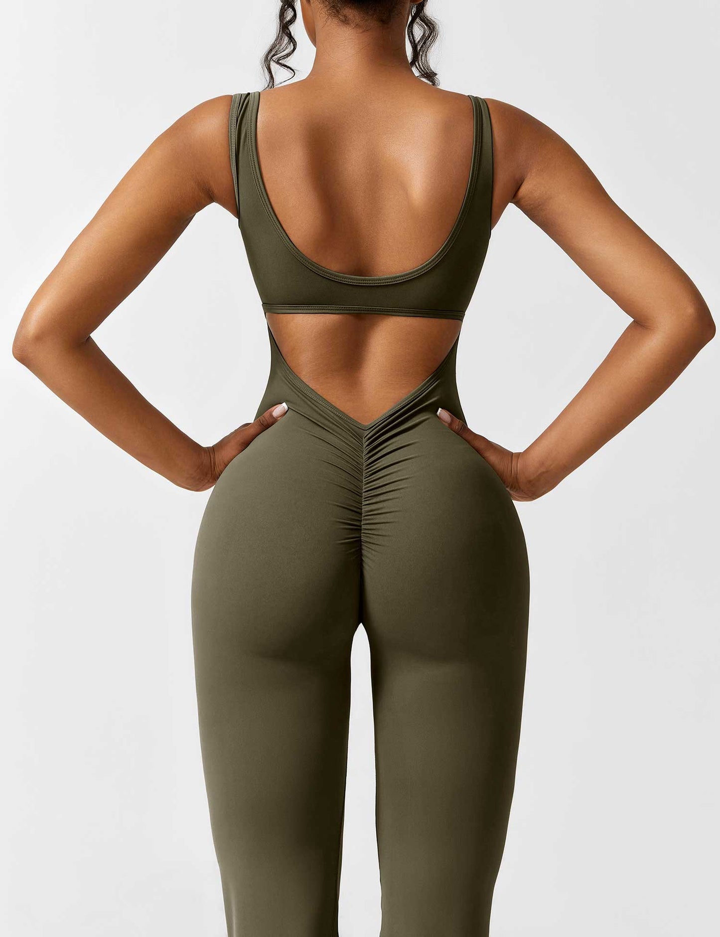 Rygglös jumpsuit med utsvängd byxa – Liv