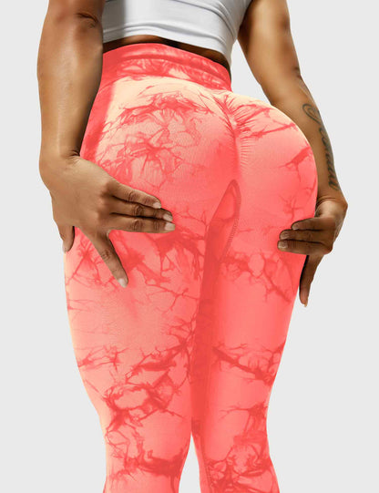 Frau in orangefarbenen Leggings mit Marmormuster, Sportbekleidung, Fitnessmode.