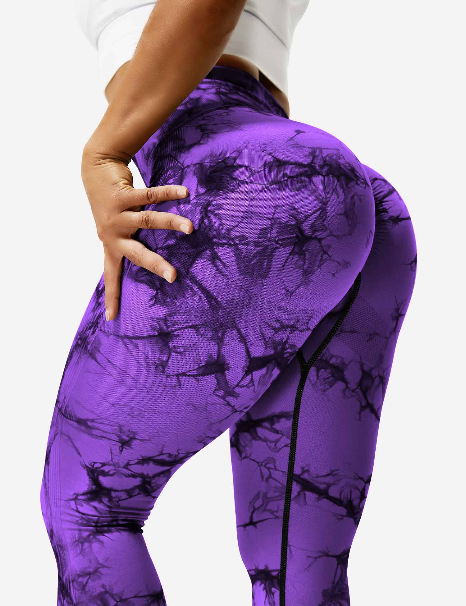 Frau in lila Leggings mit Marmormuster, Sportbekleidung, Fitnessmode, elastisch, bequem.