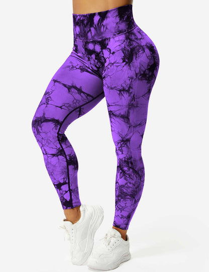 Frau in lila Batik-Leggings und weißen Sneakers, Sportmode, bequeme Damenbekleidung.