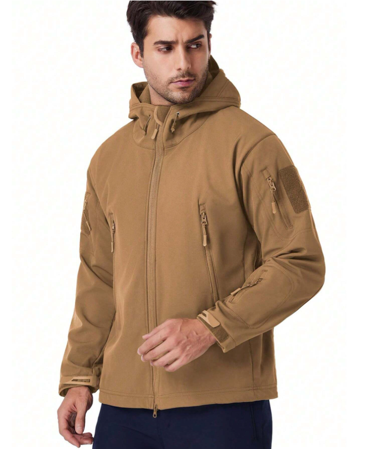 Man i beige jacka med huva och dragkedjefickor, vänd åt sidan, sedd framifrån i halvfigur. 16