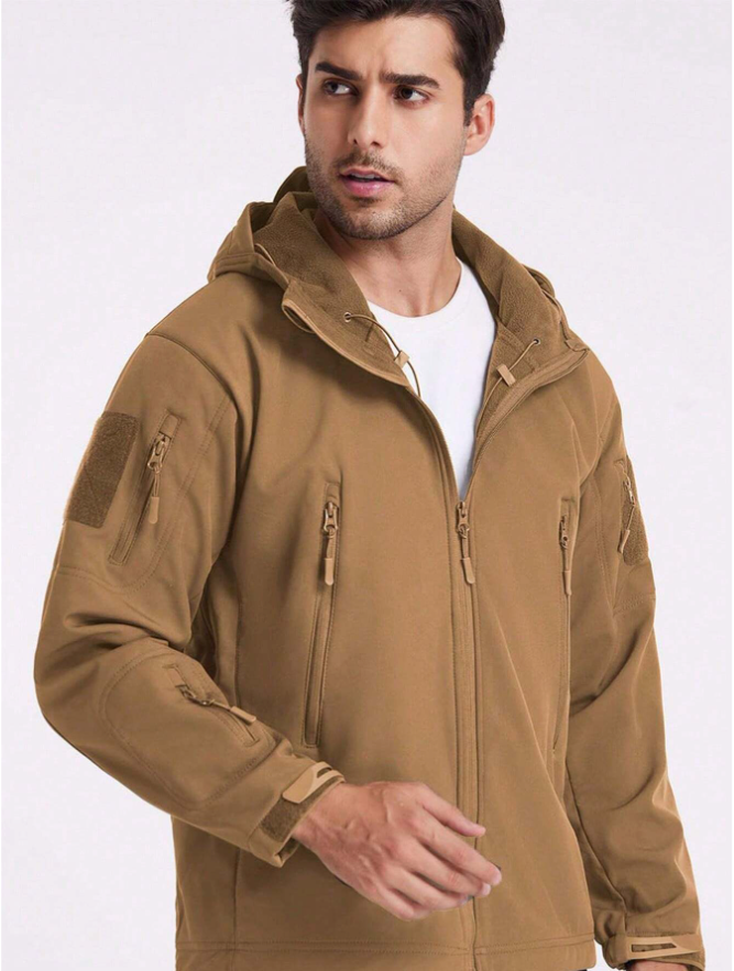 Man i beige jacka med öppen dragkedja över vit t-shirt, som visar den mjuka fleecefodrade huvan. 17