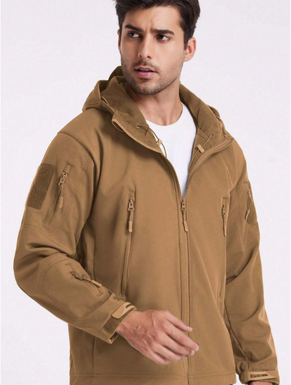 Man i beige jacka med öppen dragkedja över vit t-shirt, som visar den mjuka fleecefodrade huvan. 17